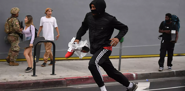 «Дети просто выносят магазин!» Чернокожие подростки буднично грабят магазин в Лос-Анджелесе, полиция ничего не делает – ВИДЕО