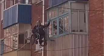 На Кубани пенсионер-колясочник поднимается в квартиру через балкон