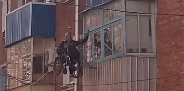 На Кубани пенсионер-колясочник поднимается в квартиру через балкон