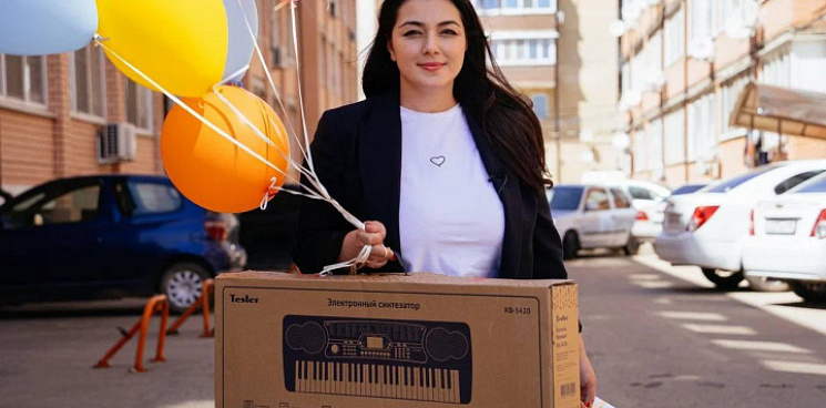 На Кубани фонд «Край добра» подарил пианино и игрушки особенным детям