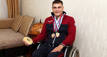 Паралимпиец в Краснодаре хочет сделать в брошенной квартире спортзал, но ему не дают