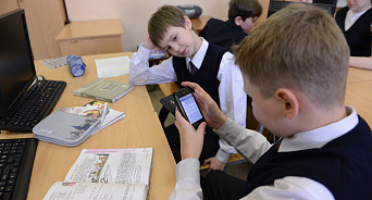 В Краснодаре учителя и родители положительно отнеслись к запрету на телефоны в школах