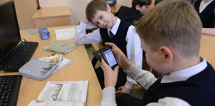 В Краснодаре учителя и родители положительно отнеслись к запрету на телефоны в школах