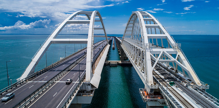 Движение по Крымскому мосту частично восстановлено