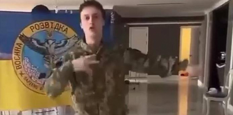 «Украинцы по-братски призывают избить, изнасиловать и отправить в Бахмут!» Блогер Некоглай станцевал на камеру в форме ВСУ - ВИДЕО