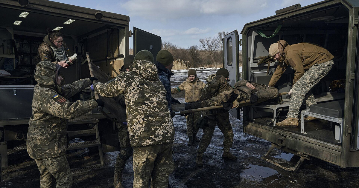 На Украине мужчины прячутся от военкомов и старательно прикидываются девушками 