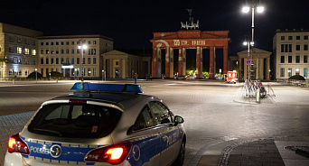  «Знамя Победы в Берлине»: Бранденбургские ворота подсветили символом Великой Победы СССР без ведома немецких властей
