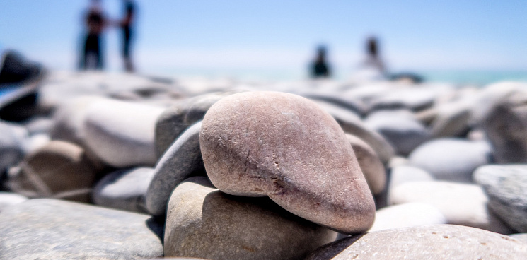 «Денег нет – отдыхай на булыжнике!» В Сочи бесплатные пляжи завалили камнями – ВИДЕО