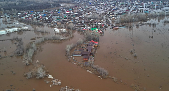 «Люди на крышах, животные в затопленных домах, строителей дамбы проверяли на растрату»: что известно о потопе в Оренбуржье к данному моменту?