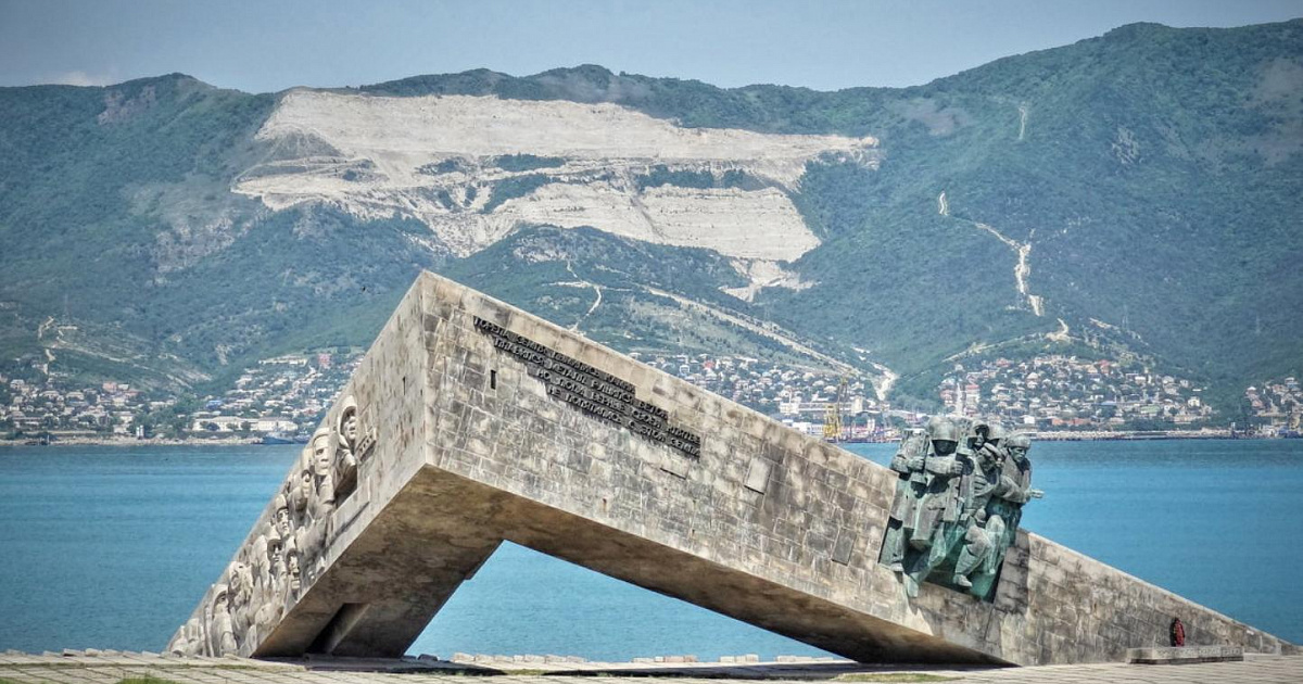 Дети забрались на мемориал «Малая Земля» в Новороссийске