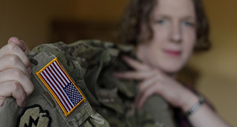 «Это женский член и борода!» В США солдаты бегут из армии из-за трансгендеров – женщины обязаны принимать душ с «женщинами» у которых есть пенис