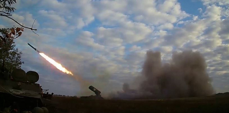 «Орудие!» Российские артиллеристы продолжают уничтожать цели противника в зоне СВО – ВИДЕО 