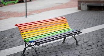 «Радостные цвета, и детям нравится»: заведующая детсадом в Ессентуках не будет перекрашивать радужные лавки, в которых увидели ЛГБТ-пропаганду