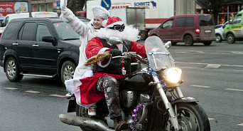 По Краснодару промчались Деды Морозы и Снегурочки на мотоциклах
