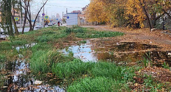 «С видом на озеро – дороже!» В Краснодаре появилось новое несанкционированный водоём: он пахнет канализацией и разрастается
