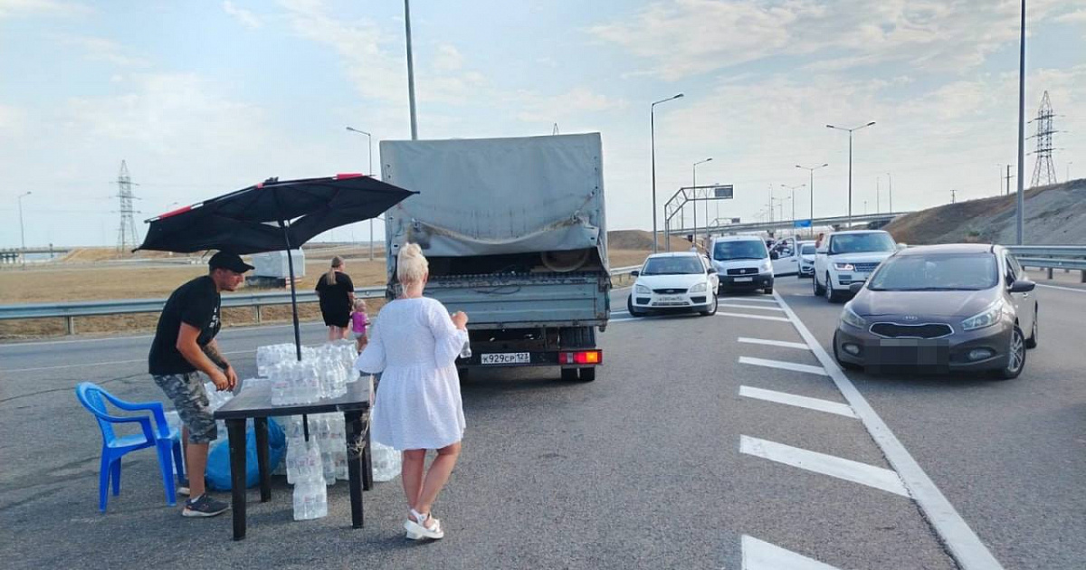 Водителям на трассе к Крымскому мосту раздали более 3,5 тыс. бутылок с водой