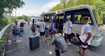 «Осознанно подверг опасности маленьких пассажиров»: в Сочи водитель автобуса с 18 детьми в салоне пытался скрыться от полиции - ВИДЕО