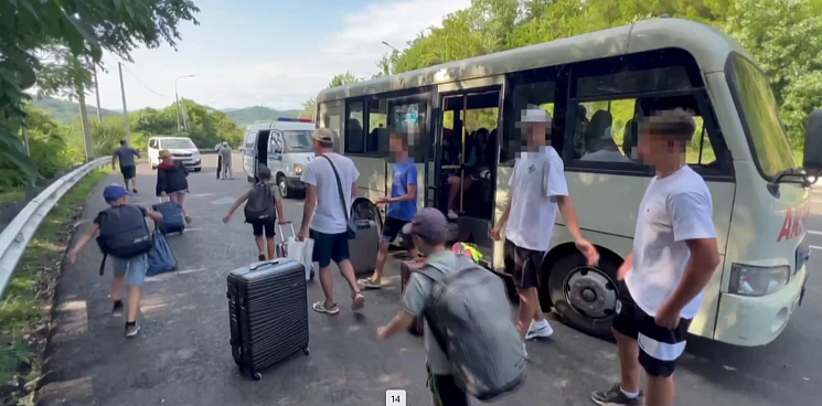 «Осознанно подверг опасности маленьких пассажиров»: в Сочи водитель автобуса с 18 детьми в салоне пытался скрыться от полиции - ВИДЕО