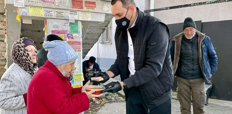 «Надо жить и отдавать»: краснодарец несколько лет организует обеды для нуждающихся 