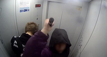 «Заскучали в лифте и решили его изуродовать!» В Краснодаре юные вандалы обезобразили кабину лифта и сломали камеру видеонаблюдения - ВИДЕО