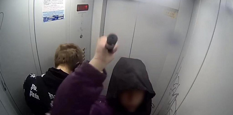 «Заскучали в лифте и решили его изуродовать!» В Краснодаре юные вандалы обезобразили кабину лифта и сломали камеру видеонаблюдения - ВИДЕО