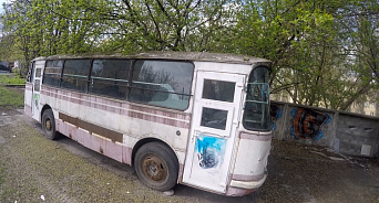 «Автобус чудес»: в центре Краснодара заметили брошенный автобус, в котором поселились наркоманы