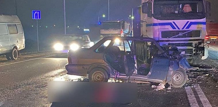 В Адыгее два человека погибли при столкновении легковушки и грузовика