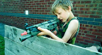  «Азовцы»* обучали детей держать в руках оружие и отправляли их в бой