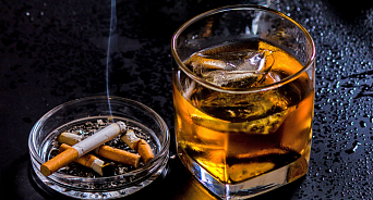 «Всем переходить на ЗОЖ!» С 2024 года в Краснодаре поднимут цены на табачную и алкогольную продукцию