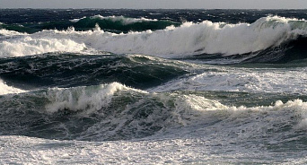 «У нас всегда есть запасной комплект!» На пляже в Анапе родители спокойно смотрели как шторм уносит их детей в море - ВИДЕО