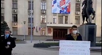 Против повышения цен и низкого МРОТ в Краснодаре вышел на пикет активист 