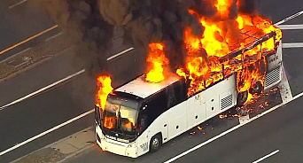 «Пассажирский автобус сгорел дотла!» На трассе в Красной Поляне пламя охватило рейсовый автобус - ВИДЕО