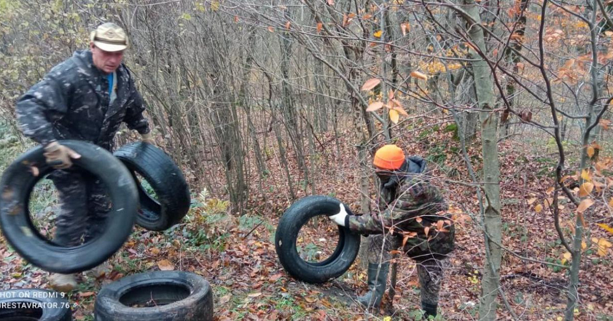 Охотники Новороссийска вывезли горы мусора из леса и установили фотоловушки