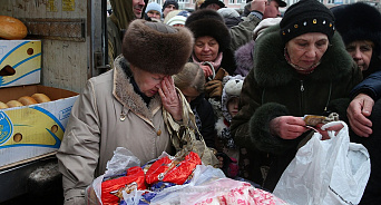  «Пока Зеленский гастролирует по США, пенсионеры стоят в очередях за хлебом!» В Сети появился видеоролик, в котором пожилых граждан Украины вывели на мороз, чтобы раздать хлеб - ВИДЕО