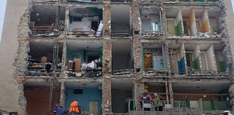 «Жизнь в доме без стены»: в Челябинске начали ремонтировать стену в аварийном общежитии, подлежащем сносу