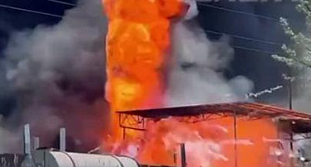 «Снова ВСУ или случайность?» В Ставрополье около бетонного завода произошёл мощный пожар: загорелись бочки с мазутом – ВИДЕО