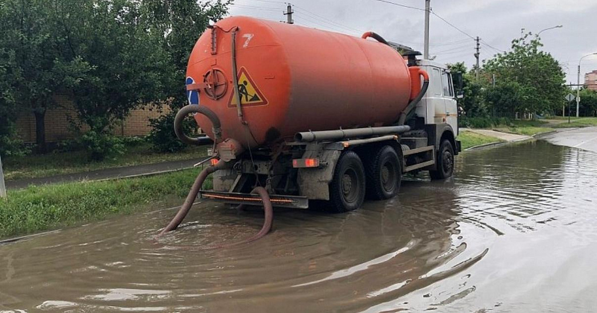  После ливня с улиц Краснодара откачали 500 кубометров дождевой воды 