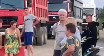 «Пыль, нечем дышать!»  Жители Белореченского района Кубани вышли на баррикады и преградили дорогу самосвалам