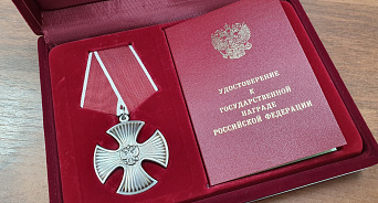 На Кубани матери погибшего на Украине сержанта передали Орден Мужества