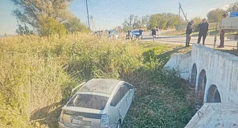 В Новороссийске автомобиль с пятилетним ребенком съехал в кювет