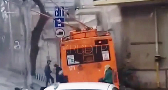 Авария с участием троллейбуса, автомобиля и здания произошла в Краснодаре