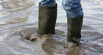 «Успокойтесь, вас топит штатно!» В Краснодаре власти объяснили затопление улицы канализационными водами