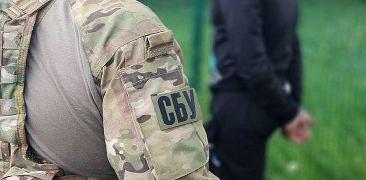 «Вы на утиль пацанов ведёте!» Сотрудники СБУ задержали и избили украинского блогера за то, что тот оскорблял военкома и плюнул ему в лицо – ВИДЕО