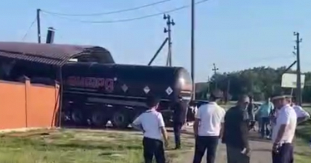Грузовик врезался в частный дом в Абинске