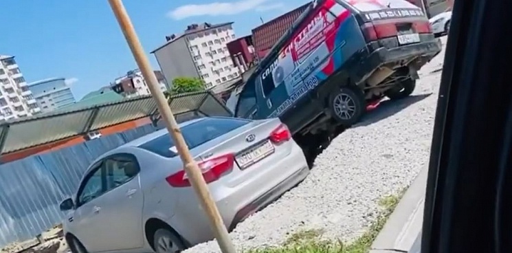 В Новороссийске из-за обвала грунта под землю ушли шесть автомобилей