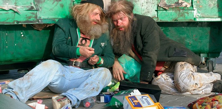 «Сифон и Борода осаждают элитный ЖК!» В Краснодаре бездомный поселился в элитном доме, а управляющая компания бездействует – ВИДЕО