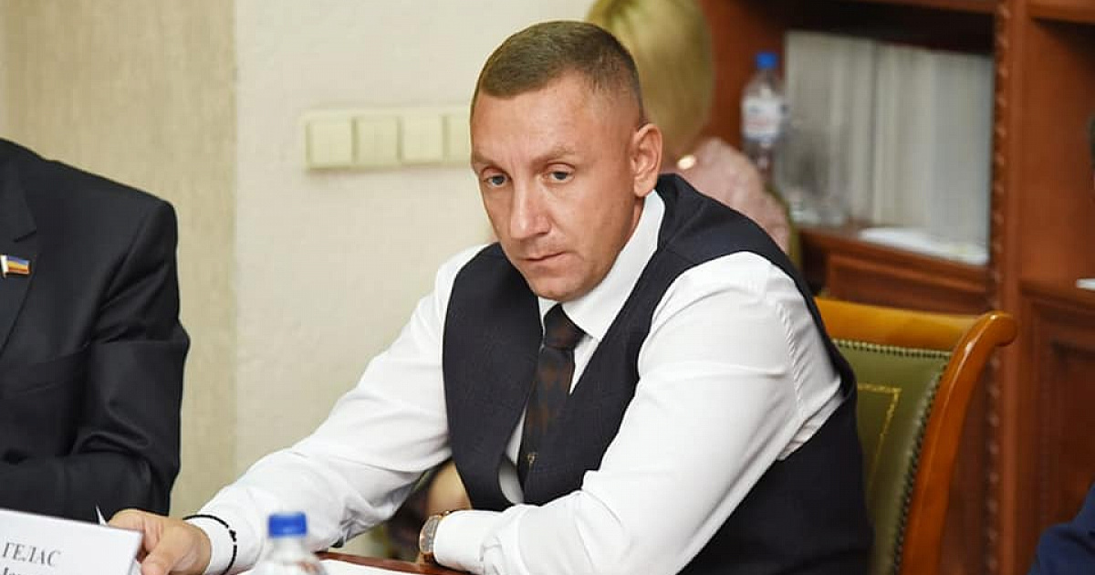 «Расфасуем тебя по черным мешкам»: донскому депутату, открывшему в школе Парту Героя в его честь, угрожают убийством  