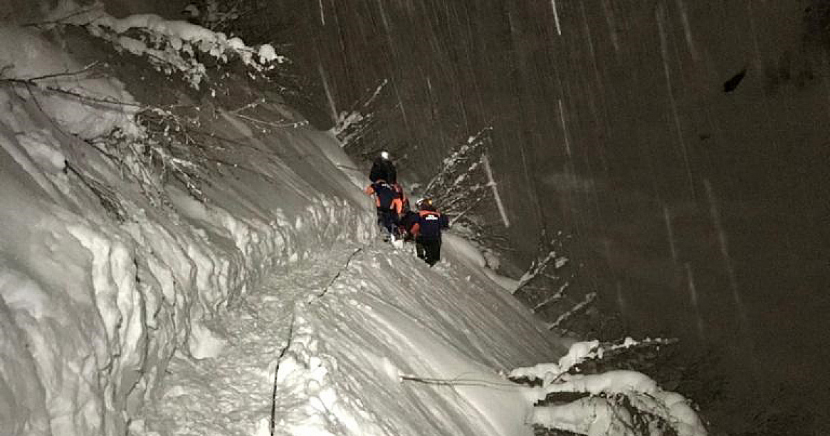 Спасатели нашли и вытащили травмированного лыжника за 6 часов