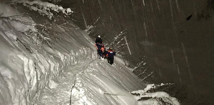 Спасатели нашли и вытащили травмированного лыжника за 6 часов