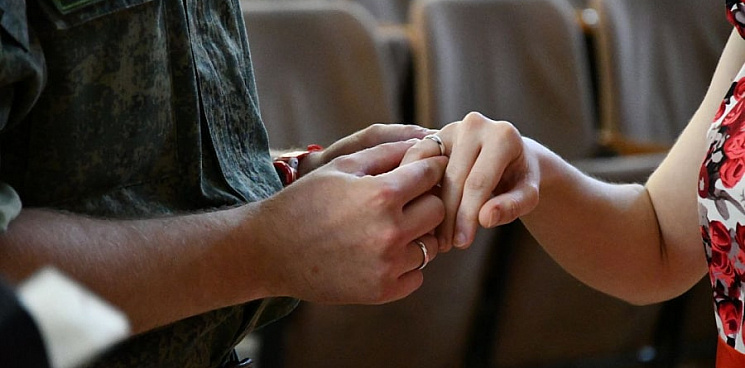 «Военно-свадебный переполох»: на Кубани призывники расписались с избранницами прямо в пункте сбора